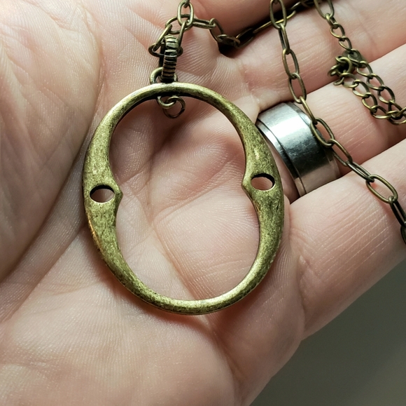 Gold tone pendent necklace - Picture 2 of 2